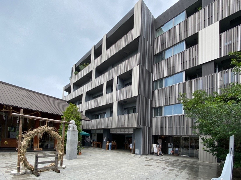 赤城神社と境内のマンション